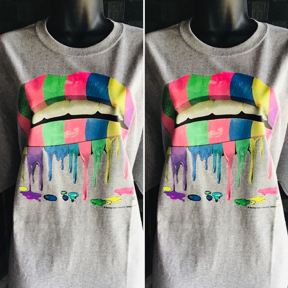 Gildan Tops - Rainbow Lips Graphic Tee in Grey